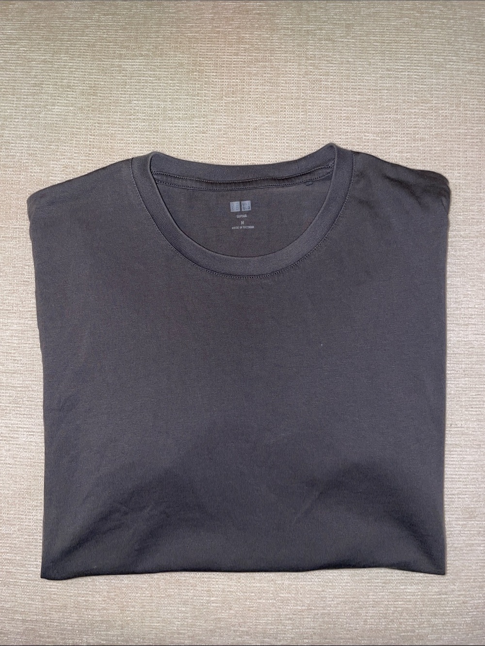 Uniqlo Men’s Medium Dark Gray/Charcoal Crew Neck Short Sleeve “Supina” T-Shirt